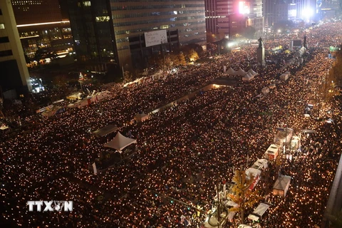 Biểu tình yêu cầu Tổng thống từ chức tại trung tâm Seoul ngày 19/11. (Nguồn: EPA/ TTXVN)