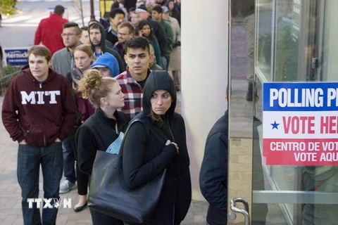 Cử tri Mỹ bỏ phiếu tại một địa điểm bầu cử ở Arlington, bang Virginia. (Nguồn: EPA/TTXVN)