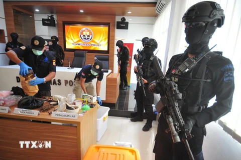 Cảnh sát Indonesia trưng bày số vật liệu chế tạo bom thu giữ tại nhà riêng của một đối tượng trong cuộc họp báo ở Jakarta ngày 25/11. (Nguồn: THX/TTXVN)