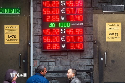 Bảng quy đổi tỷ giá ngoại tệ với đồng ruble tại trung tâm thủ đô Moskva ngày 6/11. (Nguồn: AFP/TTXVN)