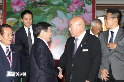 Chủ tịch UBND TP. Hồ Chí Minh Nguyễn Thành Phong tiếp ông Iijima Isao, Cố vấn đặc biệt của Thủ tướng Nhật Bản đang thăm và làm việc tại Việt Nam. (Ảnh: Thanh Vũ/TTXVN)