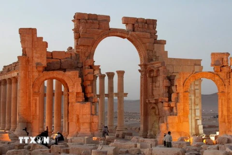 Nhiều công trình kiến trúc cổ đã bị phiến quân IS phá hủy tại thành cổ Palmyra ngày 1/4/2016. (Nguồn: EPA/TTXVN)