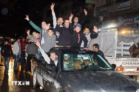 Người dân Syria vui mừng sau khi thành phố Aleppo được giải phóng ngày 12/12. (Nguồn: EPA/TTXVN)