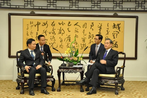 Ngoại trưởng Trung Quốc Vương Nghị tiếp thân mật Thứ trưởng Lê Hoài Trung và Đoàn đàm phán Việt Nam. (Ảnh: Tường Thu/TTXVN)