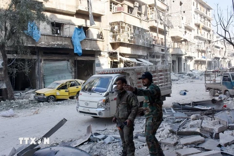 Lực lượng ủng hộ Chính phủ Syria tuần tra tại quận al-Maadi, Aleppo ngày 11/12, sau khi giành lại quyền kiểm soát khu vực này từ IS. (Nguồn: AFP/TTXVN)