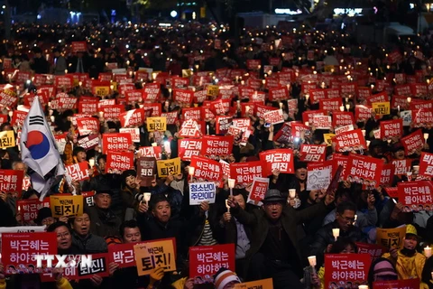 Biểu tình yêu cầu Tổng thống từ chức tại trung tâm Seoul ngày 19/11. (Nguồn: AFP/TTXVN)