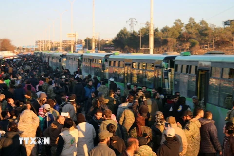 Người dân ở phía Đông Aleppo chờ sơ tán ngày 16/12. (Nguồn: AP/TTXVN)