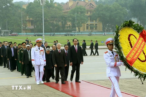 Đoàn đại biểu Lãnh đạo Đảng, Nhà nước, Mặt trận Tổ quốc Việt Nam, cơ quan Bộ, Ban, ngành ở Trung ương và Hà Nội đến đặt vòng hoa và vào Lăng viếng Chủ tịch Hồ Chí Minh. (Ảnh: Nguyễn Dân/TTXVN)