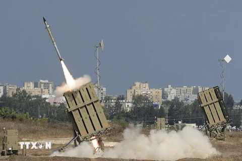 Hệ thống lá chắn tên lửa Vòm Sắt của Israel được triển khai gần Ashdod, miền nam Israel, giáp giới với Dải Gaza ngày 9/7. (Nguồn: THX/TTXVN)