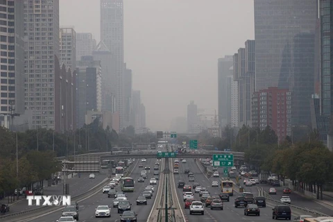 Khói mù bao phủ tại thủ đô Bắc Kinh ngày 17/11. (Nguồn: EPA/TTXVN)