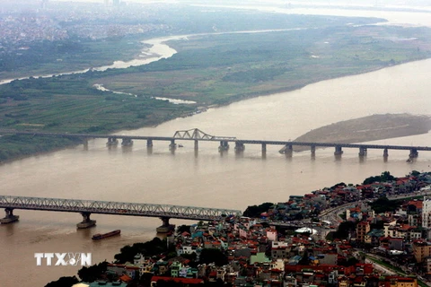 Toàn cảnh cầu Long Biên và cầu Chương Dương bắc qua sông Hồng (ảnh chụp từ trên máy bay trực thăng tháng 10/2010). (Ảnh: Trọng Đức/TTXVN)