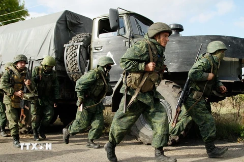 Lực lượng ly khai rút khỏi khu vực giới tuyến ở làng Petrovske, cách Donetsk (Ukraine) 50km ngày 3/10. (Nguồn: EPA/TTXVN)