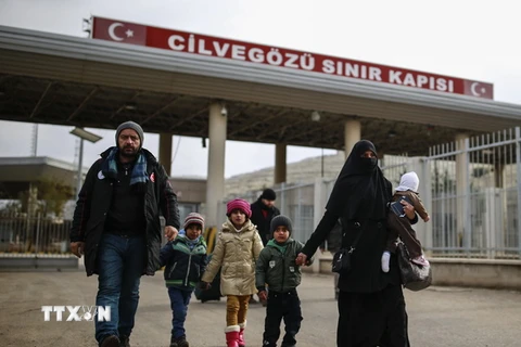 Người dân Syria băng qua cửa khẩu Cilvegozu để sang Thổ Nhĩ Kỳ ngày 17/12. (Nguồn: AP/TTXVN)