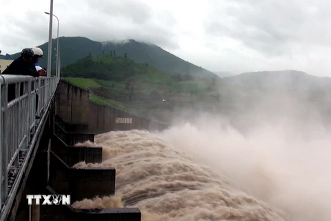 Mưa lớn, nước đổ về quá nhiều nên hồ thủy điện Sông Ba Hạ đã tăng lưu lượng xả từ 3.900 m3/giây lên 5.000 m3/giây. (Ảnh: Thế Lập/TTXVN)