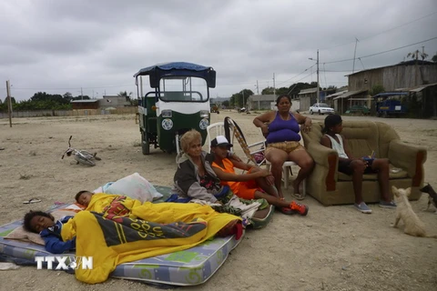Người dân lưu trú ngoài trời do lo ngại dư chấn sau động đất tại Tonsupa, ngày 19/12. (Nguồn: EPA/TTXVN)