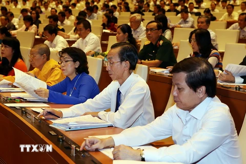Các đại biểu Quốc hội biểu quyết thông qua Nghị quyết về Chương trình hoạt động giám sát của Quốc hội năm 2017 tại Kỳ họp thứ Nhất Quốc hội khóa XIV. (Ảnh: Nguyễn Dân/TTXVN)