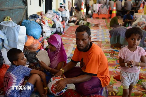 Người di cư Rohingya từ Myanmar tại cảng Langsa ở Aceh ngày 18/5 khi được đưa vào bờ sau nhiều ngày lênh đênh trên biển. (Nguồn: AFP/TTXVN)