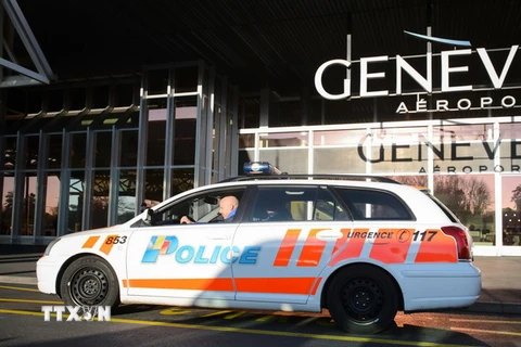 Xe của cảnh sát Thụy Sĩ tuần tra tại sân bay Geneva ngày 12/12. (Nguồn: AFP/TTXVN)