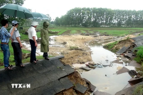 uyến kênh N6 hồ chứa nước Liệt Sơn, huyện Đức Phổ, Quảng Ngãi bị lũ phá hỏng. (Ảnh: Phước Ngọc/TTXVN)
