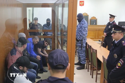 Các bị cáo tại phiên xét xử của tòa án quân sự Moskva ở thủ đô Moskva ngày 3/10. (Nguồn: EPA/TTXVN)
