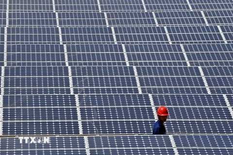 Nhân viên kiểm tra tại trạm năng lượng pin mặt trời ở Yanchi County thuộc Wuzhong City, khu tự trị Hồi Ninh Hạ (Trung Quốc). (Nguồn: THX/TTXVN)