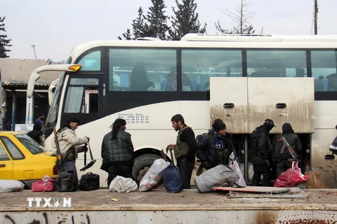 Quân nổi dậy Syria rời khỏi Aleppo ngày 22/12. (Nguồn: AFP/TTXVN)