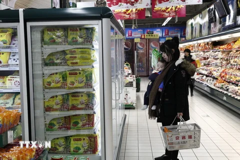 Người dân chọn mua thực phẩm tại một siêu thị ở Bắc Kinh.(Nguồn: AP/TTXVN)