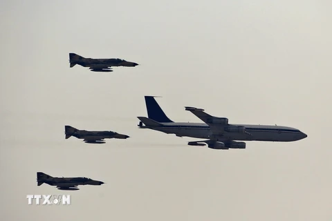 Các máy bay chiến đấu F-4 Phantom của Iran (phía sau) tại Triển lãm hàng không Iran diễn ra ở Kish ngày 16/11. (Nguồn: AFP/TTXVN)
