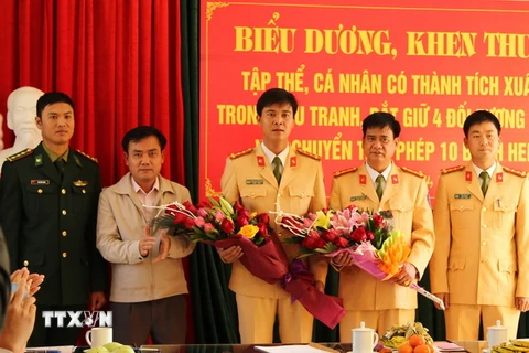 Khen thưởng tập thể Phòng Cảnh sát giao thông, Công an tỉnh Lai Châu. (Ảnh: Quang Duy/TTXVN)