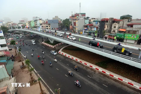 Cầu vượt Ô Đông Mác-Nguyễn Khoái trong ngày thông xe. (Ảnh: Huy Hùng/TTXVN)