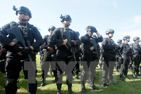 Cảnh sát Indonesia triển khai bảo vệ an ninh trong dịp lễ Giáng sinh và Năm mới ở Denpasar, Bali, ngày 22/12. (Nguồn: EPA/TTXVN)