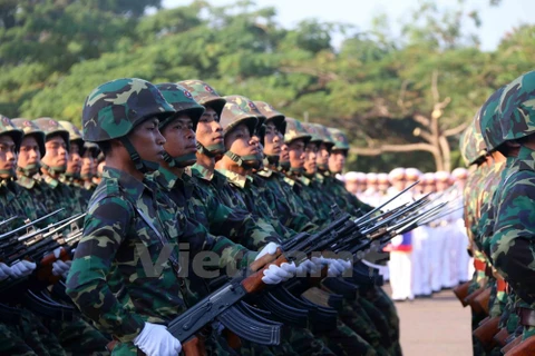 Các chiến sỹ quân đội Lào trong lễ diễu binh. (Ảnh: Phạm Kiên/Vietnam+)