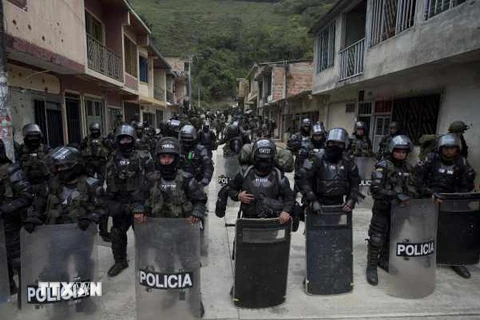 Cảnh sát và binh sĩ Colombia làm nhiệm vụ tại làng El Mango thuộc thành phố Argelia ngày 27/6/2015. (Nguồn: AFP/TTXVN)