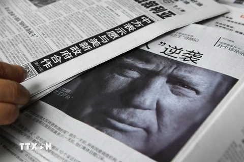 Ảnh chân dung Tổng thống đắc cử Mỹ Donald Trump được đăng trên một tờ báo tại Bắc Kinh ngày 10/11. (Nguồn: AFP/TTXVN)