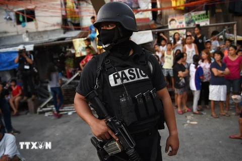 Lực lượng đặc nhiệm Philippines trong chiến dịch truy quét ma túy tại Manila ngày 9/11. (Nguồn: AFP/TTXVN)
