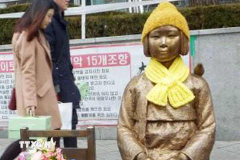 Bức tượng "phụ nữ mua vui" trước Đại sứ quán Nhật Bản tại Seoul. (Nguồn: Kyodo/TTXVN)