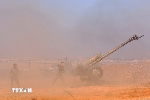 Các binh sỹ ủng hộ Chính phủ Syria nã pháo nhằm vào các phần tử thánh chiến Hồi giáo ở thị trấn Al-Bab ngày 25/11. (Nguồn: AFP/TTXVN)