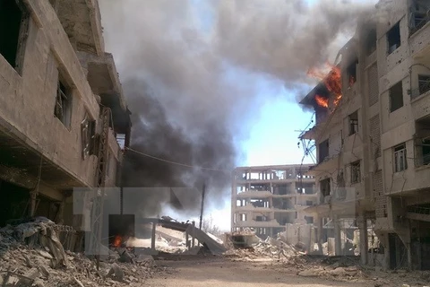 Khói bốc lên sau cuộc không kích ở thị trấn Daraya, khu vực bên ngoài thủ đô Damascus ngày 16/8. (Nguồn: AFP/TTXVN)