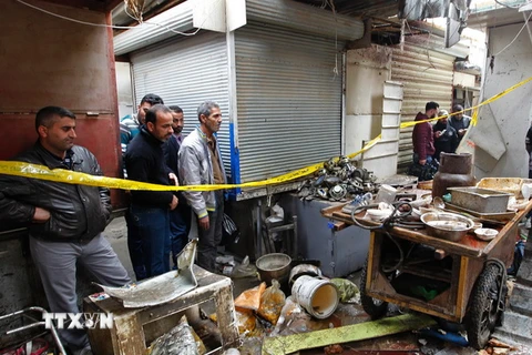 Hiện trường vụ nổ kép ở Al-Sinek ngày 31/12. (Nguồn: AFP/TTXVN)