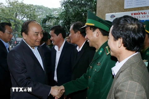 Thủ tướng Nguyễn Xuân Phúc với cán bộ lãnh đạo, quản lý Cảng Đà Nẵng. (Ảnh: Thống Nhất/TTXVN)