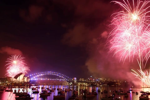 Màn pháo hoa lung linh rực rỡ sắc màu trên cầu cảng Sydney, Australia ngày 31/12. (Nguồn: EPA/TTXVN)