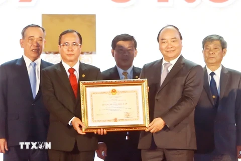 Thủ tướng Nguyễn Xuân Phúc trao tặng Huân chương Độc lập hạng Nhất cho Đảng bộ, chính quyền và nhân dân tỉnh Bình Dương. (Ảnh: Thống Nhất/TTXVN)