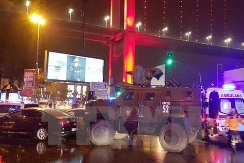 Cảnh sát làm nhiệm vụ tại hiện trường vụ tấn công ở Istanbul ngày 1/1. (Ảnh: THX/TTXVN)