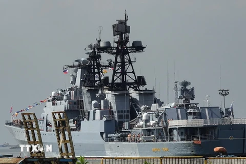 Tàu khu trục chống ngầm Admiral Tributs của Nga cập cảng Manila, Philippines ngày 3/1. (Nguồn: EPA/TTXVN)