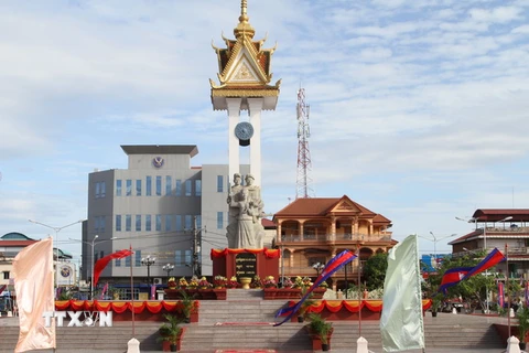Tượng đài hữu nghị Việt Nam-Campuchia tại tỉnh Kompong Chhnang. (Ảnh: Trần Chí Hùng-Danh Chanh Đa/ TTXVN)