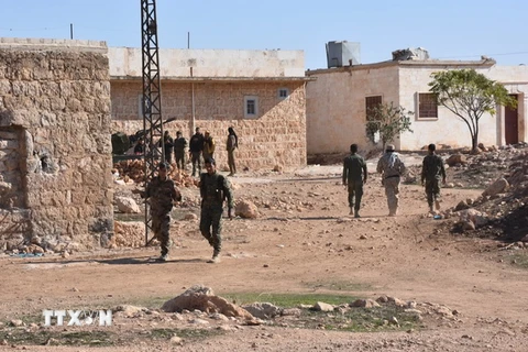 Binh sỹ thuộc lực lượng ủng hộ Chính phủ Syria tuần tra ở khu vực thành phố Al-Bab. (Nguồn: AFP/TTXVN)