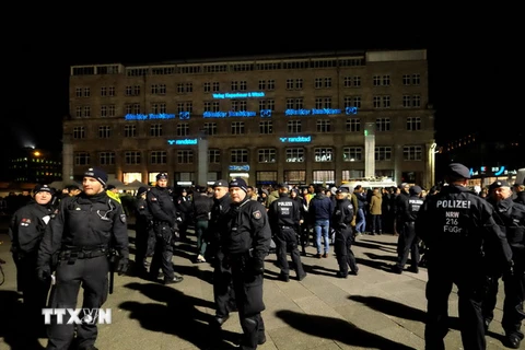 Cảnh sát Đức tăng cường an ninh tại khu vực nhà ga trung tâm ở Cologne trong đêm Giao thừa bước sang năm mới 2017. (Nguồn: AFP/TTXVN)