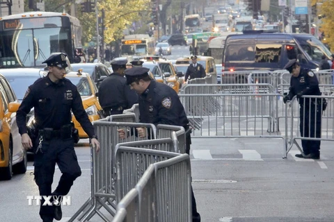 Cảnh sát tạo hàng rào an ninh ở New York. (Nguồn: AP/TTXVN)