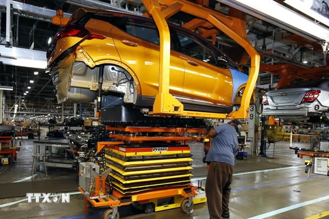 Lắp ráp ôtô điện Chevrolet Bolt EV tại Orion Township, bang Michigan ngày 4/11. (Nguồn: AP/TTXVN)