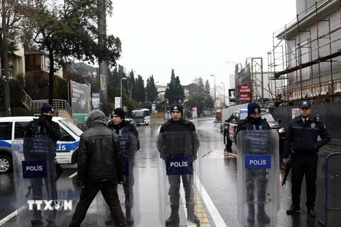 Cảnh sát chống bạo loạn Thổ Nhĩ Kỳ tăng cường an ninh gần khu vực hộp đêm Reina. (Nguồn: EPA/TTXVN)